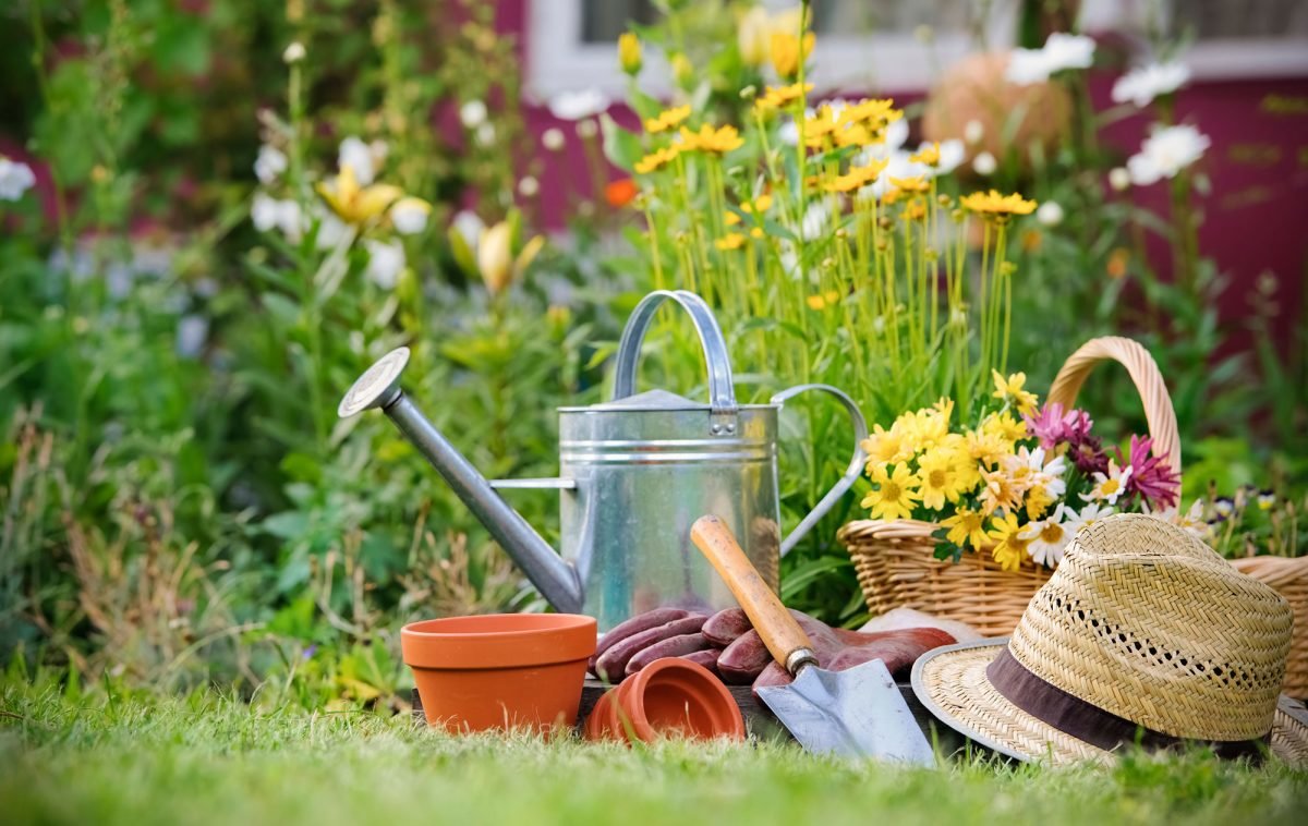 Дефиниране и обяснение на употребата на седем различни инструмента за градинарство
